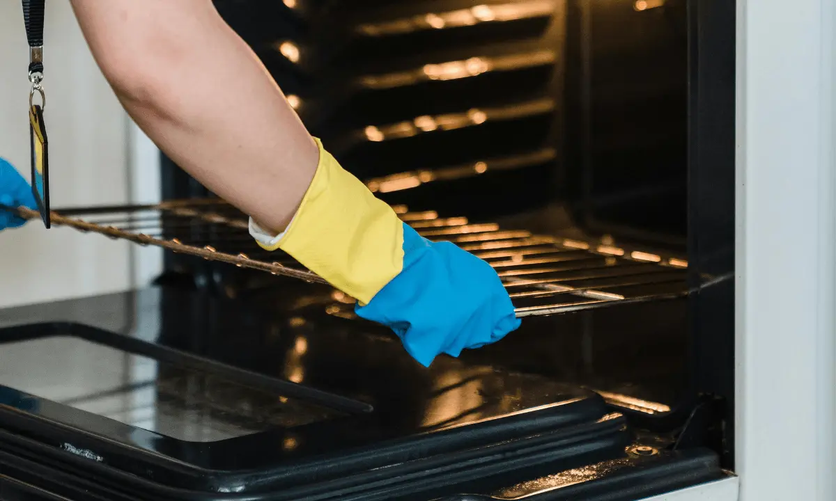 oven-cleaner-cleaning.webp